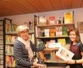 Bild: fvo
Büchereileiterin Elisabeth Meißner und ihre Mitarbeiterin Marlene Greiner stellen die neuen Bücher der Aktion "Demokratie lesen" vor.