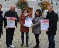 Bild: jr
Die Adventsschaufenster und der Mitterteicher Weihnachtsmarkt werden organisiert vom Gewerbeförderverein. Deren Vertreter Stefan Grillmeier und Holger Paschedag (von links) sowie Martina Rüth und Gabi Bleistein von der Stadtverwaltung und Bürgermeister Roland Grillmeier präsentieren schon mal die Plakate.