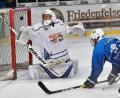 Bild: A. Schwarzmeier
Die U20-Junioren des 1. EV Weiden gewannen beide Heimspiele gegen den HC Landsberg. In dieser Szene scheitert EV-Stürmer Christian Toponar (rechts) am Landsberger Torwart.