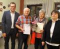 Bild: hl
Kreisfachberater Harald Schlöger (links) und Vorsitzende Elisabeth Reger dankten Irmgard Deglmann und Hans Schrembs (von rechts) für ihre jahrzehntelange Treue zum Obst- und Gartenbauverein.