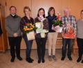 Bild: swo
Pfarrvikar Christian Preitschaft (links) und Chorleiterin Maria Birner (rechts) bedankten sich für langjährige Chormitgliedschaft bei (von links) Margit Friedl, Theresia Kick, Lisa Kohl und Wolfgang Schöpf.