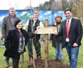 Bild: hcz
Im "Interkulturellen Garten" pflanzen Hans Babl vom "Bund Naturschutz" (links) und Falk Ponsold vom BRK (Dritter von links) eine schöne Linde.