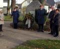 Bild: R. Kreuzer
Stadtrat a. D. Helmut Ruhland hält die Gedenkrede und erinnert an Leid und Tod. Er legt zusammen mit Vorsitzender Edith Schimandl von den Moosfurtsiedlern am Mahnmal in der Siedlung einen Kranz nieder.