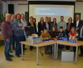 Bild: jr
IGZ-Geschäftsführer Wolfgang Gropengießer (Vierter von rechts) hat jetzt an der Mittelschule Mitterteich 16 Robotics-Lernbaukästen und 16 Calliope-Mini-Boards im Wert von 1600 Euro übergeben. Darüber freuen sich Fachberater für Informatik Leonhard Fütterer (rechts) und Schulrätin Martina Puff (Vierte von rechts) gemeinsam mit den 15 Lehrer der sieben Landkreis-Mittelschulen, die an der Fortbildung teilnehmen. Schon vertraut mit den Baukästen sind die Schüler der Mittelschule Mitterteich (im Vordergrund).