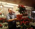 Bild: szl
Otto Uhl versteigert Blumendekorationen, die die OVV-Mitglieder gefertigt haben.