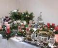 Bild: ksi
verschieden gestaltete weihnachtliche Gestecke und Adventkränze
