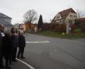 Bild: exb
Bürgermeisterkandidat Gerhard Steiner weist auf die problematische Verkehrssituation im Kurvenbereich der Johann-Dietl-Straße beim Kindergarten St. Martin hin. Das dahinter liegende Grundstück eignete sich nach Ansicht der Partei bestens für eine Erweiterung von altersgerechten Wohnungen.
