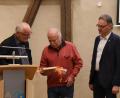Bild: nag
Mit einem von ihm gemalten Bild des Schnaittenbacher Bahnhofs bedankte sich Jürgen Hartmann (Zweiter von links) für den Arbeitskreis Heimat und Kultur bei Klaus Tschierschke (links). Heinz Steinkohl (rechts) organisierte den Abend und Markus Nagler moderierte.