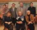 Bild: dob
Heinrich Rewitzer feiert 90. Geburtstag. Tochter Inge (rechts) und Sohn Heinrich (hinten, Mitte), Enkelin Miriam, (vorne, links) und Urenkelin Annabell lassen ihn hochleben. Bürgermeister Andreas Wutzlhofer (hinten, Zweiter von links) und Kaplan Alexander Ertl (rechts) schließen sich den Glückwünschen an.