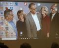 Bild: rn
Von einer Leinwand aus begrüßten (von rechts) Schriftführer Heribert Lassner, Schatzmeisterin Brigitte Brüchner, Vorsitzender Karl Lorenz, Geschäftsführerin Elisabeth Gottsche und 2. Vorsitzender Dieter Klein die Versammlungsteilnehmer.