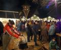 Bild: sgs
Hell erleuchtete Buden und über offenem Feuer köchelte das von den Schützendamen zubereitete Wildgulasch. Beim 16. Adventsmarkt in Gleiritsch war diese Spezialität heiß begehrt.