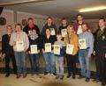 Bild: frd
Den Vertretern der zehn besten Vereine beim Gemeindeschießen in Niedermurach gratulierten die Schützenmeister Johannes Schneeberger (Murachtaler Schützen, links) und Michael Fuchs (Schlossfalke Pertolzhofen, rechts).
