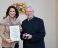 Bild: exb/Seyfarth/StMELF
Ministerin Michaela Kaniber zeichnete Luitpold Edenhart mit dem Verdienstkreuz aus.