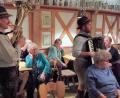 Bild: bsc
„Die zwoa Schneidig’n aus der Oberpfalz“ (Manfred Wild und Christian Müller, stehend von links) unterhielten mit Volks-, Heimat- und Wirtshausliedern.