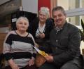 Bild: dob
Zum 85. Geburtstag von Pauline Schell kam Bürgermeister Andreas Wutzlhofer im Walter-Siegert-Caritasheim vorbei, um der Wahl-Vohenstraußerin die besten Glückwünsche zum Ehrentag zu übermitteln. Tochter Luise Wohner (Mitte) holte ihre Mutter zur familiären Feier ab.