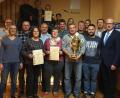 Bild: mma
So sehen Sieger aus: Die strahlenden Geehrten mit Bürgermeister Bernhard Lindner (rechts), Sportwart Christian Ritter (Zweiter von rechts), Zweitem HKA-Vorsitzendem Wolfgang Schötz (hinten, Zweiter von links) und Sichere-Kugel-Vorsitzender Sibylle Saazer.