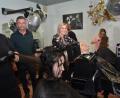 Bild: dob (Archiv)
Am Nikolaustag wird im Friseursalon Günther Schönberger wieder im Akkord zugunsten der Kinderkrebshilfe in der Region Oberpfalz Nord gewaschen und geschnitten.