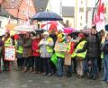 Bild: Hirsch
200 Asklepios-Beschäftigte demonstrierten auf dem Schwandorfer Marktplatz für einen Tarifvertrag und dadurch mehr Lohn und Urlaub.