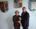 Bild: exb
Professor Tatsuro Miyake (links) wurde bei seinem Besuch von Bürgermeister Wolfgang Braun (rechts) begrüßt. Die Überreichung eines kleinen Geschenks durfte nicht fehlen.