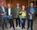 Bild: wro
Die Bürgermedaille in Silber bekamen Eckhard Deutschländer und Erich Schraml. Auch wurden weitere verdiente Bürger beim Ehrenabend für ihre Leistungen gewürdigt. Im Bild von links Revierförster Eckhard Deutschländer, Klaus Deutschländer, Bürgermeister Wolfgang Braun, Erna Thoma und Historiker Erich Schraml.