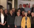 Bild: bij
Bei der Jubilarehrung zeichnet die IG Bergbau, Chemie, Energie langjährige verdiente Mitglieder aus (vordere Reihe, von links): Gewerkschaftssekretärin Iris Schopper, Werner Grassler, Johann Walaszcyk, Therese Pröls, Siegmund Kraus, Günter Jann, Richard Dickert und Manfred Leitl; zweite Reihe (von links): Bürgermeister Josef Reindl, Landtagsabgeordneter a. D. Reinhold Strobl, Ortsgruppenvorsitzender Josef Altmann, Klaus-Jürgen Henseleit, Alfred Biller, Alois Fronhofer, Rudolf Weigert und Georg Hirmer; dritte Reihe (von links): Christian Hartmann, Georg Kraus, Alfons Heindl, Alfons Falk und Andreas Rubenbauer.