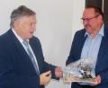 Bild: hai
Im Namen des Gemeinderates überreichte Bürgermeister Manfred Porsch seinem Stellvertreter Rudi Heier (von links) ein Geldgeschenk.