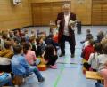 Bild: exb
Mit Schauspieler Stephan Bach erlebten die Grundschüler eine aufregende Lesestunde.