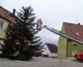 Bild: luk
Mit ihrer Drehleiter war die Kemnather Feuerwehr angerückt, damit die Lichterketten am Waldecker Christbaum angebracht werden konnten.