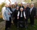 Bild: rgl
Auf dem Foto ist die Jubilarin mit ihren Kindern und Geschwistern sowie Pfarrer Arnold Pirner zu sehen.