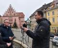 Bild: ANDREAS ROYER
Roland Segerer (rechts) stellt im Beisein von Bürgermeister Michael Göth und Nina Mutzbauer die neue Weihnachtsbeleuchtung vor.
