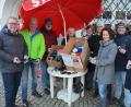 Bild: jr
SPD-Stadträte und Kandidaten sammelten am Stand alte Handys ein, um sie an Annemarie Schraml (Mitte) zu übergeben. Sie wird die Geräte weiterleiten.