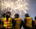 Symbolbild: Clemens Heidrich/dpa
Beamte stehen an einem Ort, wo das Zünden von Feuerwerk verboten ist.