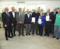Bild: rn
Albert Nickl, Karl Lorenz, Dieter Kies (von links), Hans Rupprecht und Georg Stahl (von rechts) dankten (von links) willi Thurn, Albert Wiesent und Josef Schloderer (für ihn nahm seine Schwester Elisabetha Danzer die Urkunde in Empfang) für 60-jährige und Josef Rupprecht für 50-jährige Mitgliedschaft.