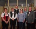 Bild: fla
Vorsitzende Birgit Bocka (links), Bürgermeister Josef Beimler (rechts) und Gerhard Engl (Zweiter von rechts) ehren Jonas Kraus (Zweiter von links) und Anna-Marie Holfelner (Vierte von links) für 10 Jahre aktives Musizieren. Besondere Auszeichnungen gab es für Thomas Bergmann (Dritter von links) und Michael Pflaum (Dritter von rechts) in Form der goldenen Ehrennadel des Nordbayerischen Musikbundes.