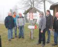 Bild: pi
OWV-Vorsitzender Manfred Janker (Dritter von rechts) freut sich mit Josef Meckl, Werner Gleißner, Markus Meyer, Egbert Kohl und Siegfried Völkl (von links) über den Abschluss der Markierungsarbeiten.