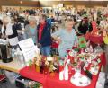 Bild: hai
Zu den über 60 Ausstellern gehörte auch die Schlaganfallselbsthilfegruppe Speichersdorf, die Orangenpunsch, Weihnachtskugeln und Bastelartikel anbot.