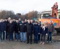 Bild: flt
Projektleiter Reinhard Renner (Achter von links) vom Ingenieurbüro Miller zeigte den Besuchern bei der Baustellenbesichtigung der neuen Kläranlage den akutellen Stand. Unter den Teilnehmern war neben Bürgermeister Lothar Müller (Achter von rechts) und Dachorganisationsvorsitzendem Markus Preisinger (Dritter von links) der Großteil der Marktratskandidaten der CSU.