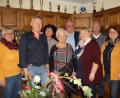 Bild: frd
Viele Gratulanten wünschten Emmi Schießl (Mitte) zum 85. Geburtstag alles Gute, darunter Sohn Albert (Zweiter von links), Tochter Petra (Dritte von rechts) und Enkelin Isabella (rechts) Glückwünsche überbrachten auch (hinten, von links) Angelika Vogl (Frauenbund), Lydia Eckert (Frauen-Union), Bürgermeister Heinz Weigl sowie Günter Flierl (OWV/Pfarrei).