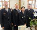 Bild: Gabi Schönberger
Seda Wintermayr löst ab Dezember den stellvertretenden Leiter der Polizeiinspektion Weiden, Roland Ast (zweiter von links) in seinem Amt ab. Polizeivizepräsident Thomas Schöniger (links) und Polizeiinspektionsleiter Klaus Müller (rechts) gratulieren.
