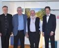 Bild: Peter Pirner
Verbands-Präsident Martin Martlmeier, "Kripperer" Albin Artmann, Ulrich Frey vom Verein "Solidarität in der Einen Welt" und Museumsleiter Volker Dittmar (von links) vor dem Schaufenster zum Fairen Handel.