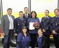Bild: jma
Für ihr besonderes Engagement im Spielmannszug der Grafenwöhrer Feuerwehr erhält Petra Melchner von der Bundesvereinigung Deutscher Musikverbände die Bandschnalle in Gold mit Kranz, Diamant und Ehrenbrief. Dazu gratulieren ihr auch (von links) Bürgermeister Edgar Knobloch, Vorsitzender Alexander Richter, stellvertretender Kommandant Carsten Engelhardt, Petra Melchner, Thomas Flauger, und Andreas Hochwart sowie (vorne) Melanie Kappl und Isabelle Schmidt.