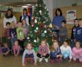 Bild: öt
Kindergartenleiterin Daniela Burger (hinten von rechts), Geschäftsstellenleiterin Cornelia Wöhrl und pädagogische Fachkraft Petra Söllner unterstützten die Vorschulkinder beim Schmücken des Christbaums in der Raiffeisenbank Neusorg.