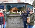 Bild: kgg
Am Aufbau des Krippenweges am Diepold-Brunnen waren die Schüler der Realschule im Stiftland mit Eifer bei der Sache. Das Bild zeigtdie Schüler zusammen mit Lehrerin Teresa Kneidl.