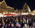 Bild: Wolfgang Steinbacher
Dicht drängen sich die Besucher bei der Eröffnung des 34. Amberger Weihnachtsmarktes vor der Bühne.