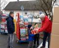 Bild: bkr
Die Feuerdrachen halfen auch beim Verladen der Weihnachtspäckchen für die Aktion "Geschenk mit Herz" mit.