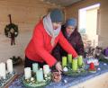 Bild: gm
Die Aussteller-Damen Lavinia (links) und Maria (rechts) hatten unter anderem schöne, gediegene Adventskränze in verschiedenen Ausführungen gebastelt. Der Absatz war gut, weil die Adventszeit vor der Tür steht.