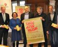 Bild: Michael Scheiner
Sparkassenvorstand Markus Witt, Bürgermeisterin Gertrud Maltz-Schwarzfischer, Ludwig Hartmann, Stephan Schmid und Paul Holzgärtner von den Tagen Alter Musik und der neue Kulturreferent Wolfgang Dersch (von links) präsentierten das neue Programm und freuen sich auf spannende Konzerte.