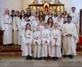 Bild: bsc
Pfarrer Joseph (vorne rechts) begrüßte bei einem feierlichen Gottesdienst vier neue Ministranten in der Pfarrei „Maria Immaculata“. Die vier Mädchen (vorne) wurden von dem Priester, den restlichen „Lausbuben Gottes“ und Mesner Tobias Megies (hinten links) in die Gemeinschaft eingeführt und willkommen geheißen.