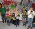 Bild: jzk
Die Ausbilder Andreas Sächerl und Rita Kunz standen den Buben und Mädchen beim Blechbläser-Workshop im Familienzentrum Mittendrin hilfreich zur Seite.