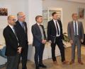 Bild: ckl
Stellvertretender Landrat Alfred Scheidler, CSU-Vorsitzender Johannes Reger, Abgeordneter Tobia Reiß, Bauminister Hans Reichhart und Landratskandidat Roland Grillmeier (von links) lauschen den Ausführungen von Erbendorfs Bürgermeister Hans Donko.